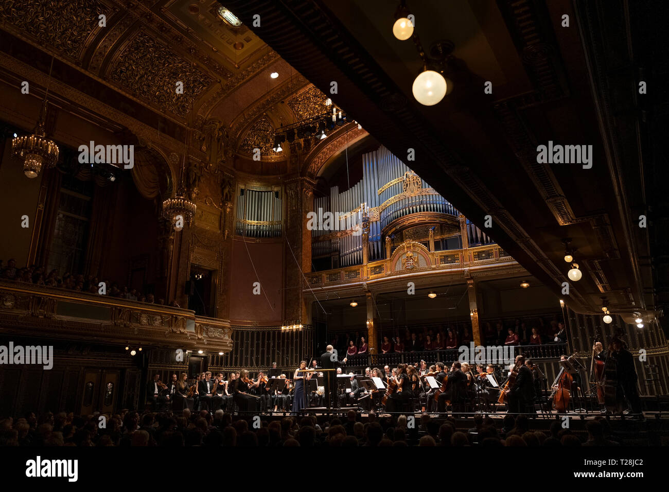 ELTE coro y orquesta toca música en la Academia de Música el 23 de marzo de 2019 en Budapest, Hungría Foto de stock