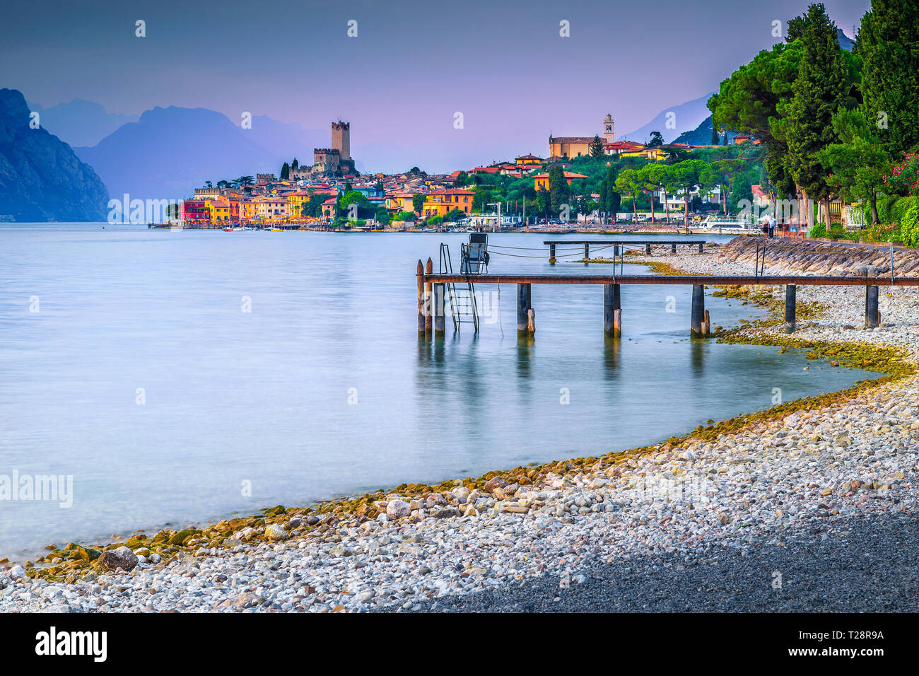 Maravilloso resort de vacaciones de verano y la relajación, Malcesine lugar turístico, impresionante playa de gravilla al atardecer, Lago de Garda, la región del Veneto, Italia, EUR Foto de stock