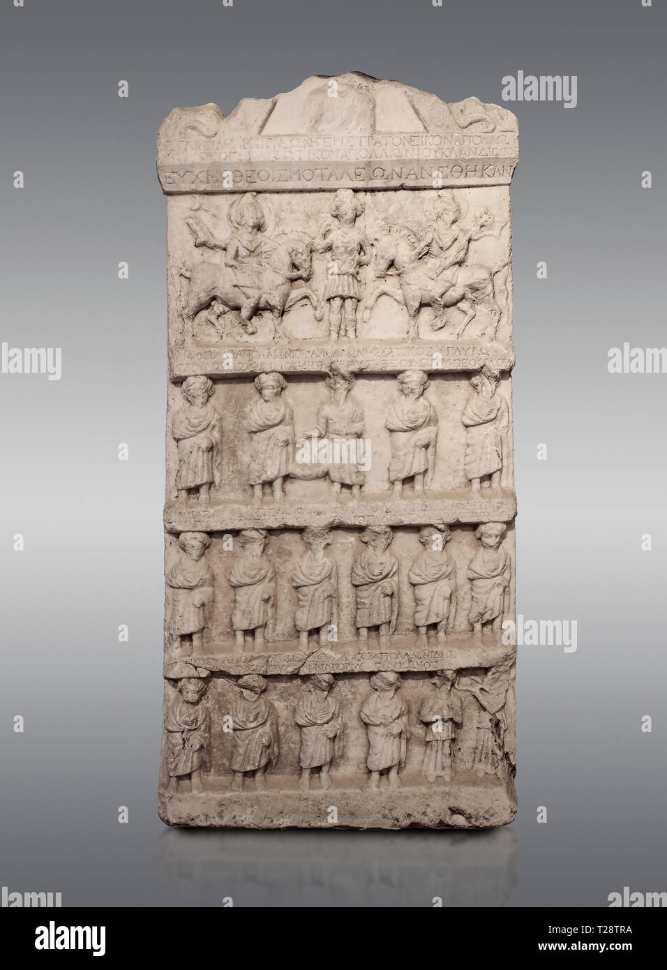 Socorro de la escultura romana estela funeraria. Período romano tardío. Museo de Arqueología de Hierápolis, Turquía. Contra un fondo gris Foto de stock