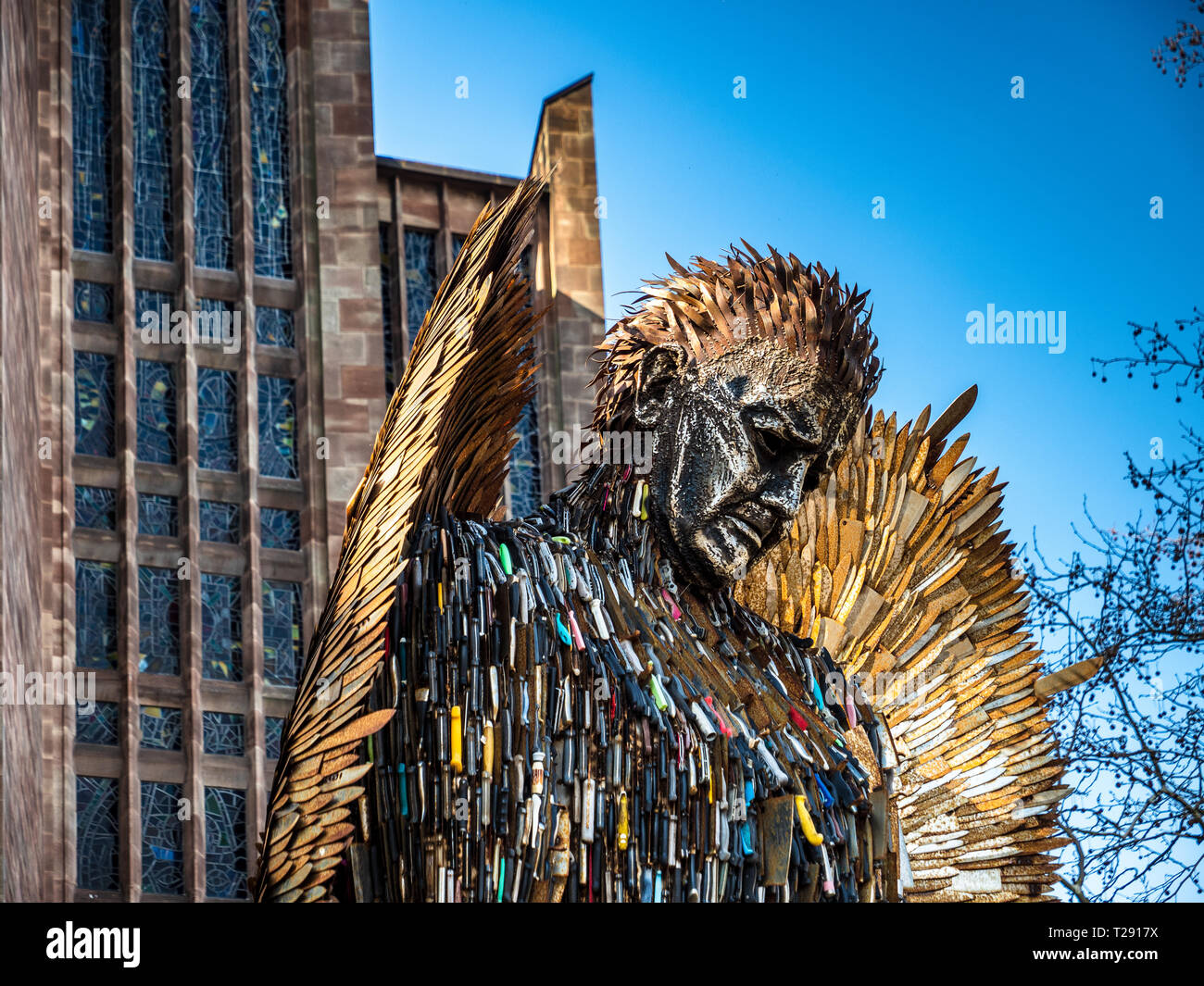 Estatua del ángel del cuchillo Catedral de Coventry - escultura del ángel del cuchillo de 8m hecha de 100,000 hojas entregadas a la policía por todo el Reino Unido. Artista Alfie Bradley Foto de stock