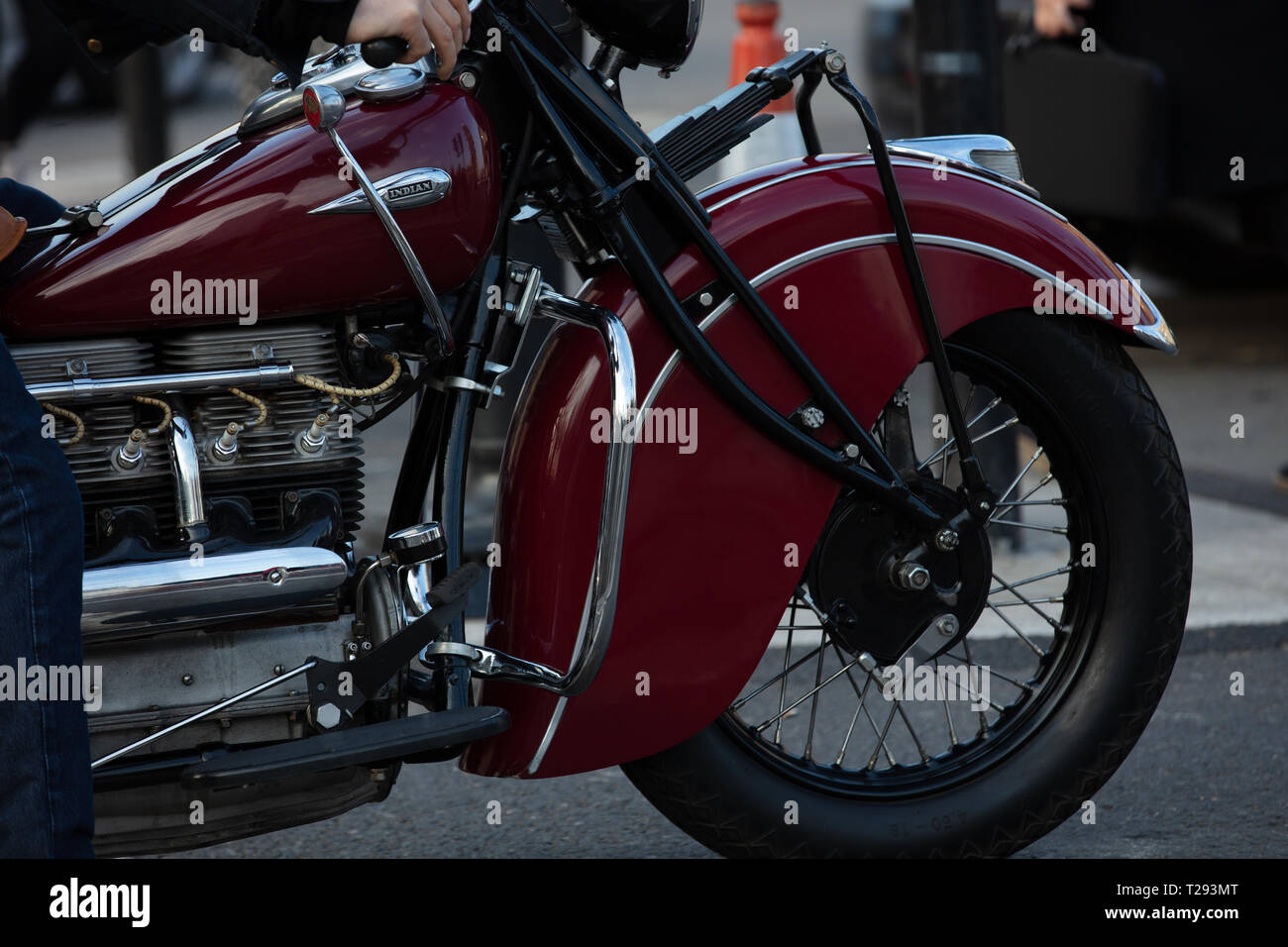 Detalle y cerca de una moto clásica rojo cerca de Parliament Square, Londres, Reino Unido. Foto de stock