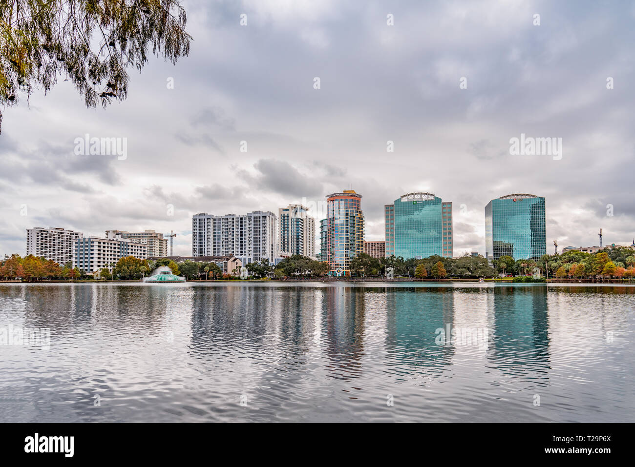 ORLANDO, Florida, EE.UU. - Diciembre, 2018: Lake Eola Park, un destino popular para los festivales, conciertos, paseos de recaudación de fondos e incluso bodas, ubicado en D Foto de stock