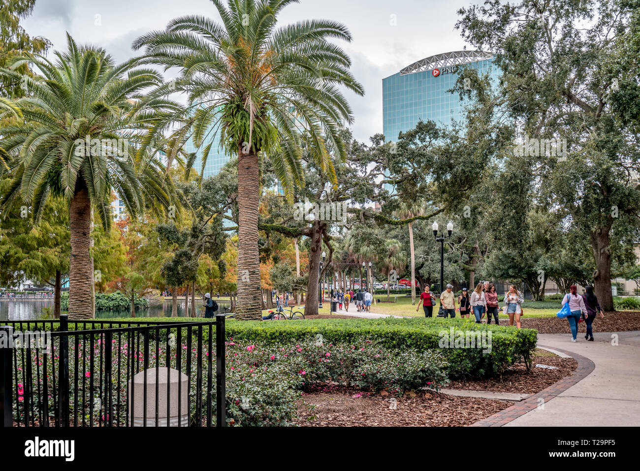 ORLANDO, Florida, EE.UU. - Diciembre, 2018: Lake Eola Park, un destino popular para los festivales, conciertos, paseos de recaudación de fondos e incluso bodas. Foto de stock