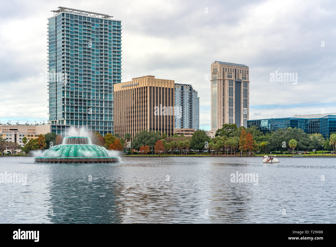 ORLANDO, Florida, EE.UU. - Diciembre, 2018: Lake Eola Park, un destino popular para los festivales, conciertos, paseos de recaudación de fondos e incluso bodas, ubicado en D Foto de stock