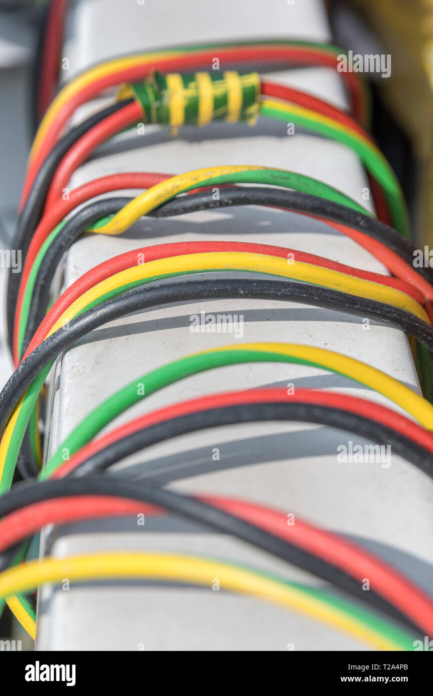 Cables eléctricos de color envueltos en luz industrial redonda retirados de  su punto de fijación para ser desechados. Producción y distribución de  electricidad abstracta Fotografía de stock - Alamy