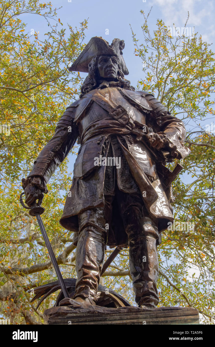 En Savannah, Georgia - Marzo 28, 2012: esta estatua de bronce de James Oglethorpe, el fundador de la colonia de Georgia se encuentra en Chippewa Square. Foto de stock