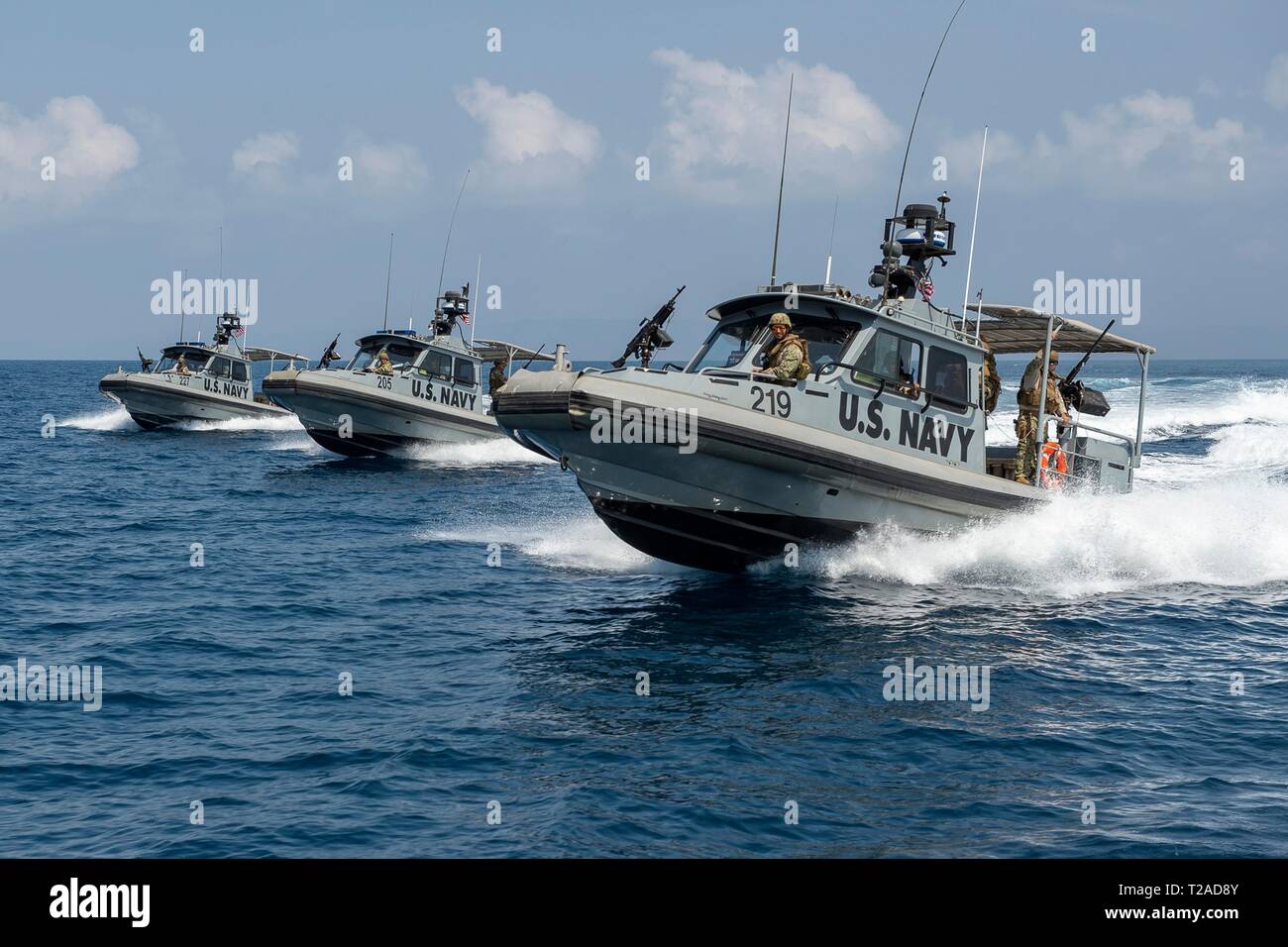 Marina patrulleras táctico, asignado al Comando del Grupo de Tareas 68.6, proporcionar seguridad al Comando de Transporte Marítimo Militar USNS Tippecanoe lubricador de reposición de flota como el barco sale el 30 de marzo de 2019 en el puerto de Djibouti. Foto de stock
