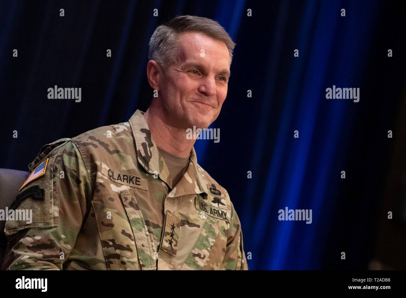 El Teniente General del Ejército de los Estados Unidos Richard D. Clarke durante su ceremonia de ascenso como un general de cuatro estrellas y el nuevo comandante del Comando de Operaciones Especiales durante una ceremonia celebrada en la base de la Fuerza Aérea Macdill, 29 de marzo de 2019 en Tampa, Florida. Foto de stock