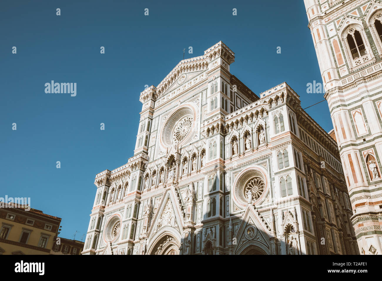 Acercamiento de la fachada de la Cattedrale di Santa Maria del Fiore (Catedral de Santa María de la flor) es la catedral de Florencia. Foto de stock