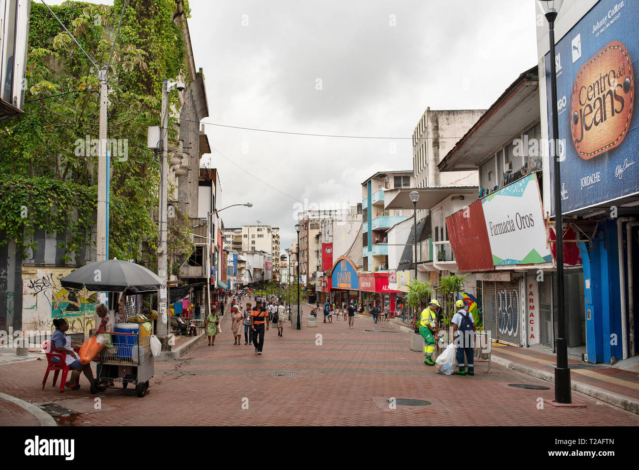 Calle comercial con tiendas y locales. La Avenida Central, centro de la