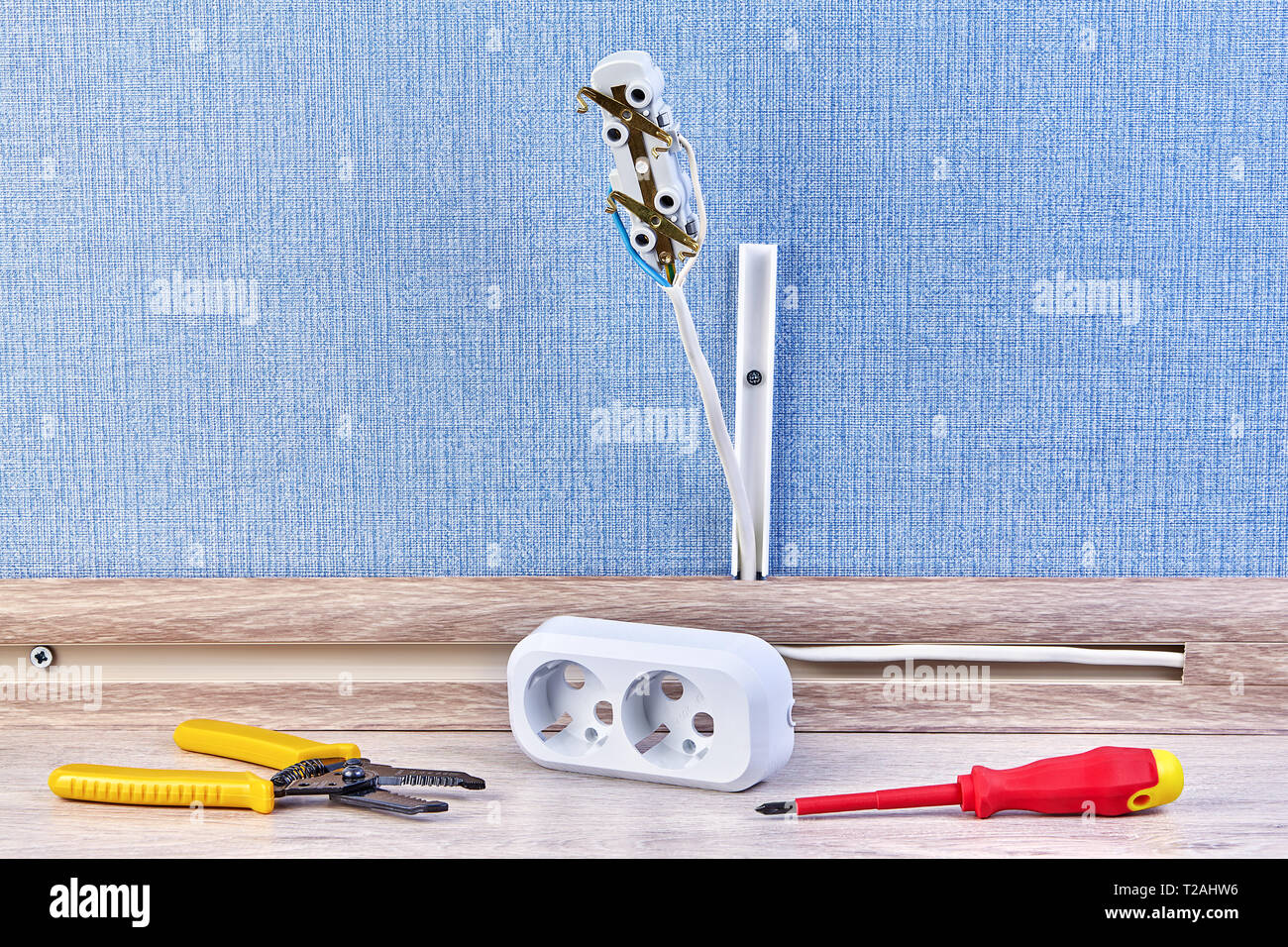Enchufe eléctrico cableado de la casa con un destornillador en el suelo  Fotografía de stock - Alamy