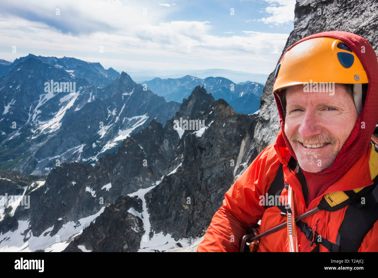 Hombre maduro, montañismo en el monte Stuart en el norte de las Montañas Cascade, en Washington, EE.UU. Foto de stock