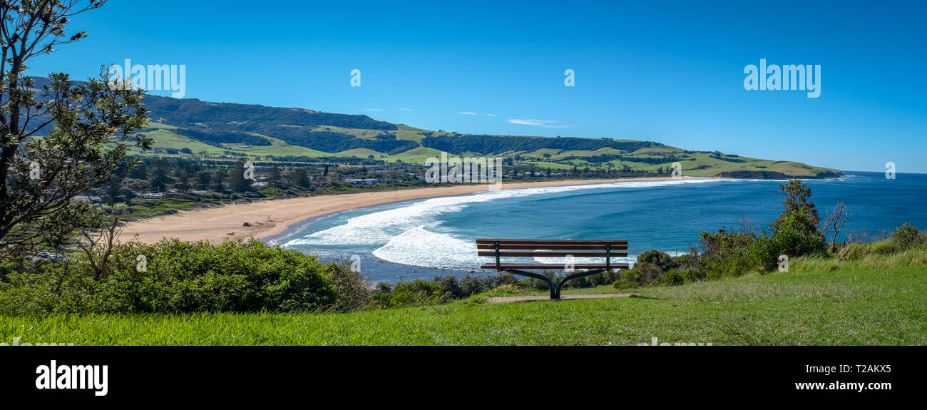 Un banco de descanso con una vista panorámica de la playa, Gerringong Werri, Nueva Gales del Sur (NSW, Australia Foto de stock