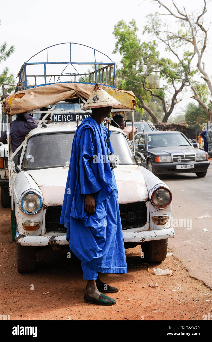 Malí, Mopti, día de mercado, Peul o Fulani hombre con sombrero tradicional Tengaade / Malí, Mopti, Markttag, Fulbe oder Fulani Mann mit Hut Foto de stock