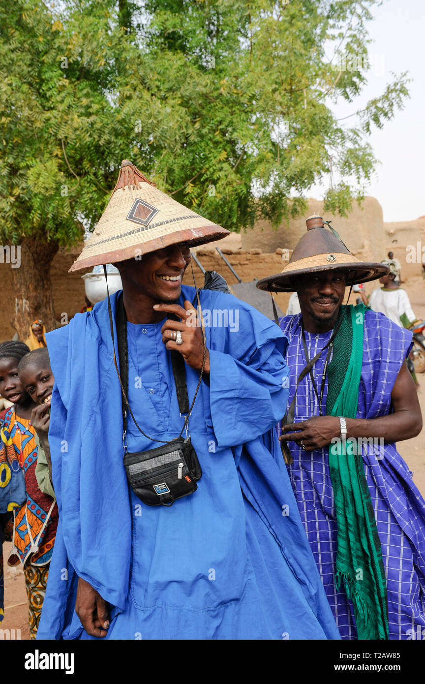 Malí, Mopti, día de mercado, Peul o Fulani hombre con sombrero tradicional Tengaade, hechas de paja y de cuero / Malí, Mopti, Markttag, Fulbe oder Fulani Mann mit Hut Foto de stock