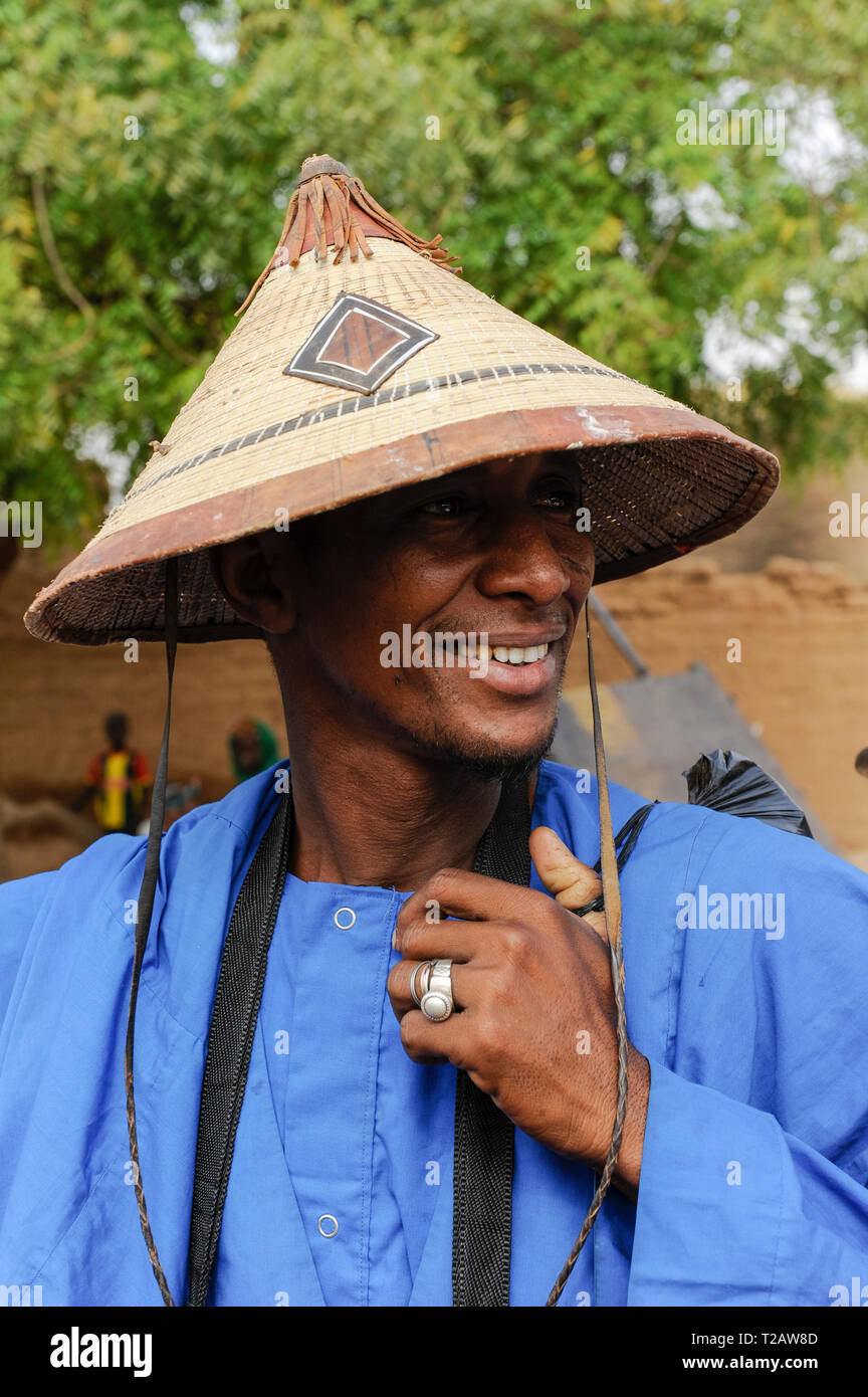 Malí, Mopti, día de mercado, Peul o Fulani hombre con sombrero tradicional Tengaade, hechas de paja y de cuero / Malí, Mopti, Markttag, Fulbe oder Fulani Mann mit Hut Foto de stock