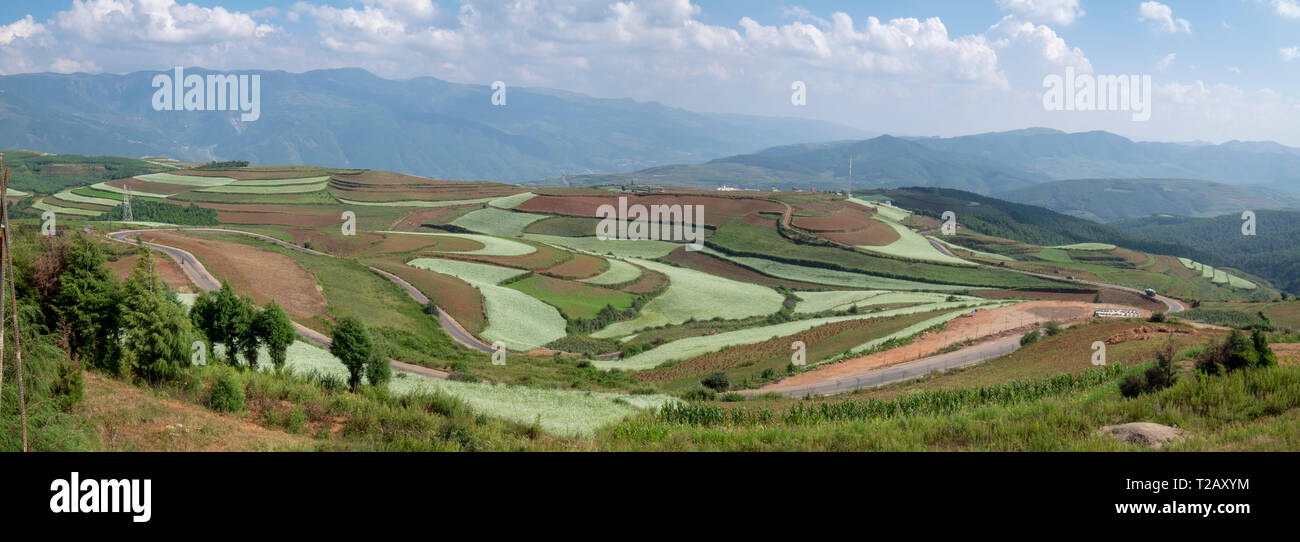 Paisaje rural de colinas con campos de diversos cultivos. Fotografiado cerca de Kumming, en la provincia de Yunnan en el suroeste de China en septiembre Foto de stock