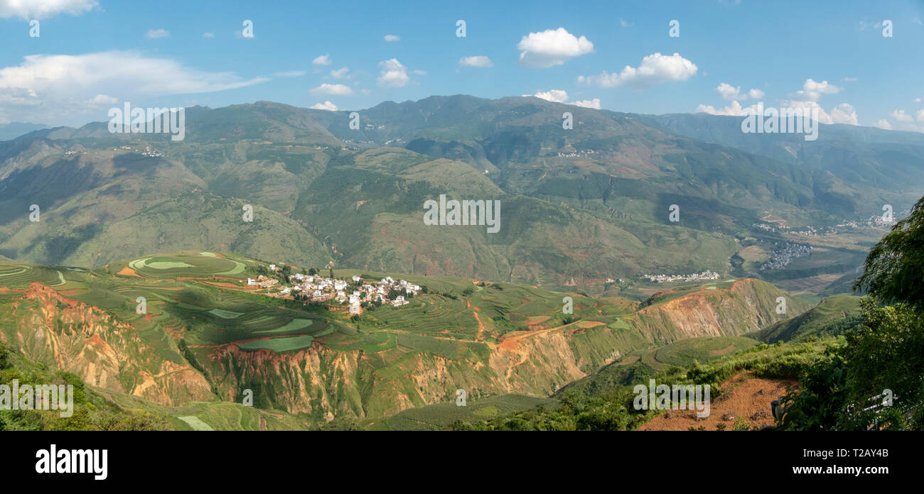 Aldea Hani Honghe y terrazas de arroz es la terraza situada en la Prefectura de Honghe, Condado Yuanyang, Yunnan, China. Es un sitio de herencia mundial y Foto de stock