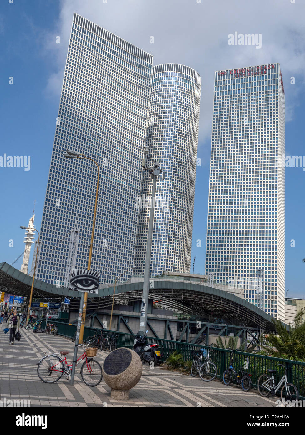 Torres Azrieli. Frente de vidrio moderno de edificios altos en Tel Aviv, Israel Foto de stock