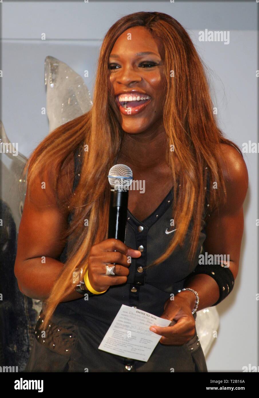 SERENA WILLIAMS TENIS NIKE MODELADO TRAJES EN LA TIENDA NIKETOWN, la ciudad  de Nueva York el 27/08/2004 Foto por John Barrett/PHOTOlink Fotografía de  stock - Alamy