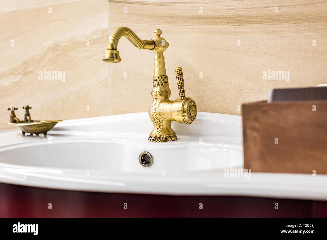 Grifo lavabo con grifo de vintage estilo chino en caro baño loft Fotografía  de stock - Alamy