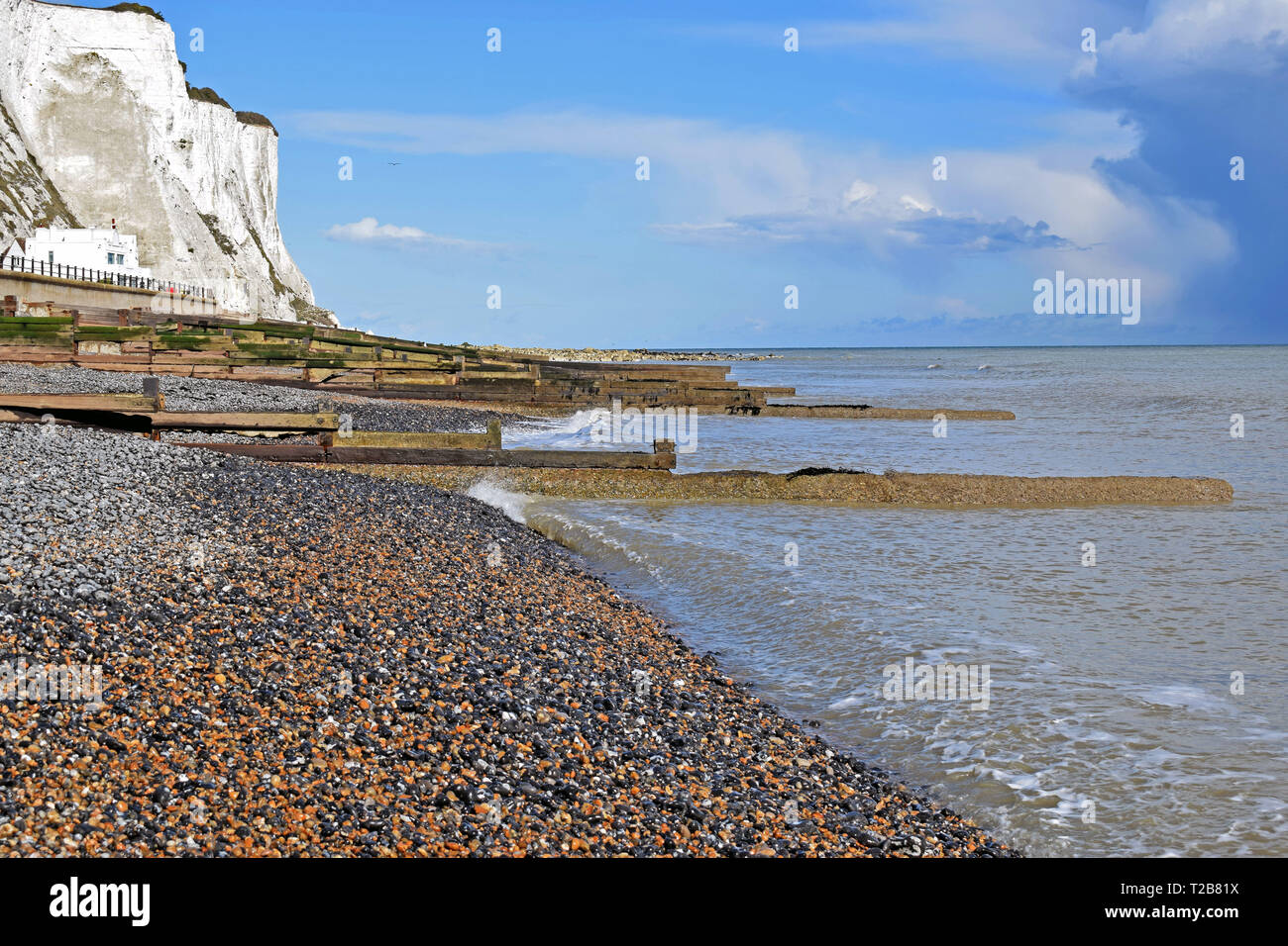 La costa inglesa con tiza blanca cliff y Pebble Beach Foto de stock