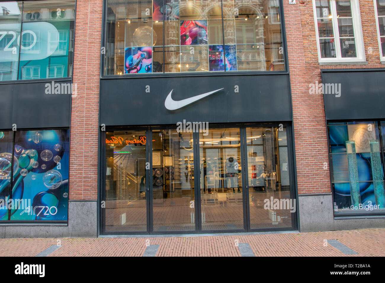 Tienda Nike De Kalverstraat Amsterdam Países Bajos 2019 Fotografía de stock  - Alamy