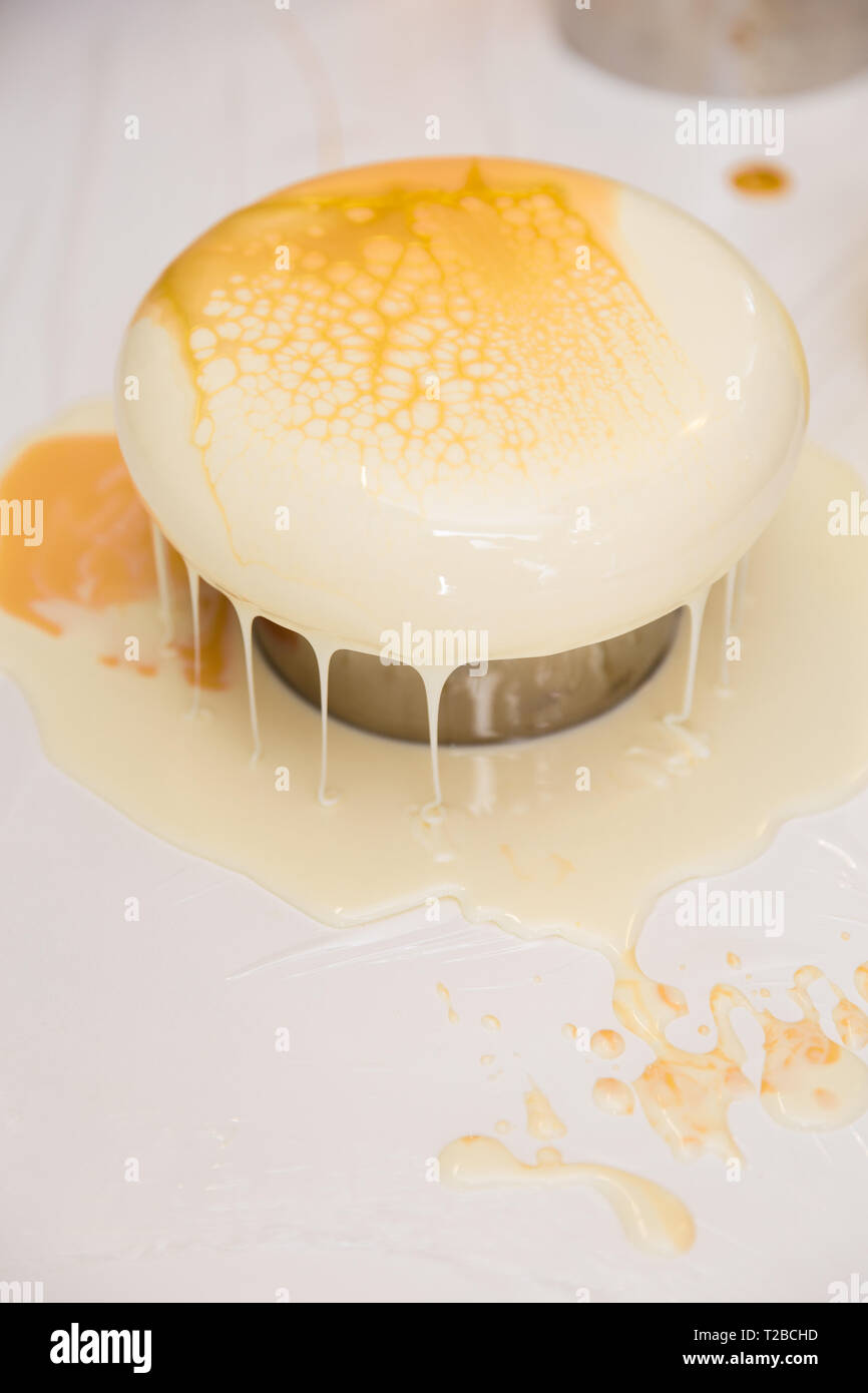Tarta de mousse de yogur. Un dibujo de espuma sobre el pastel. Espejo