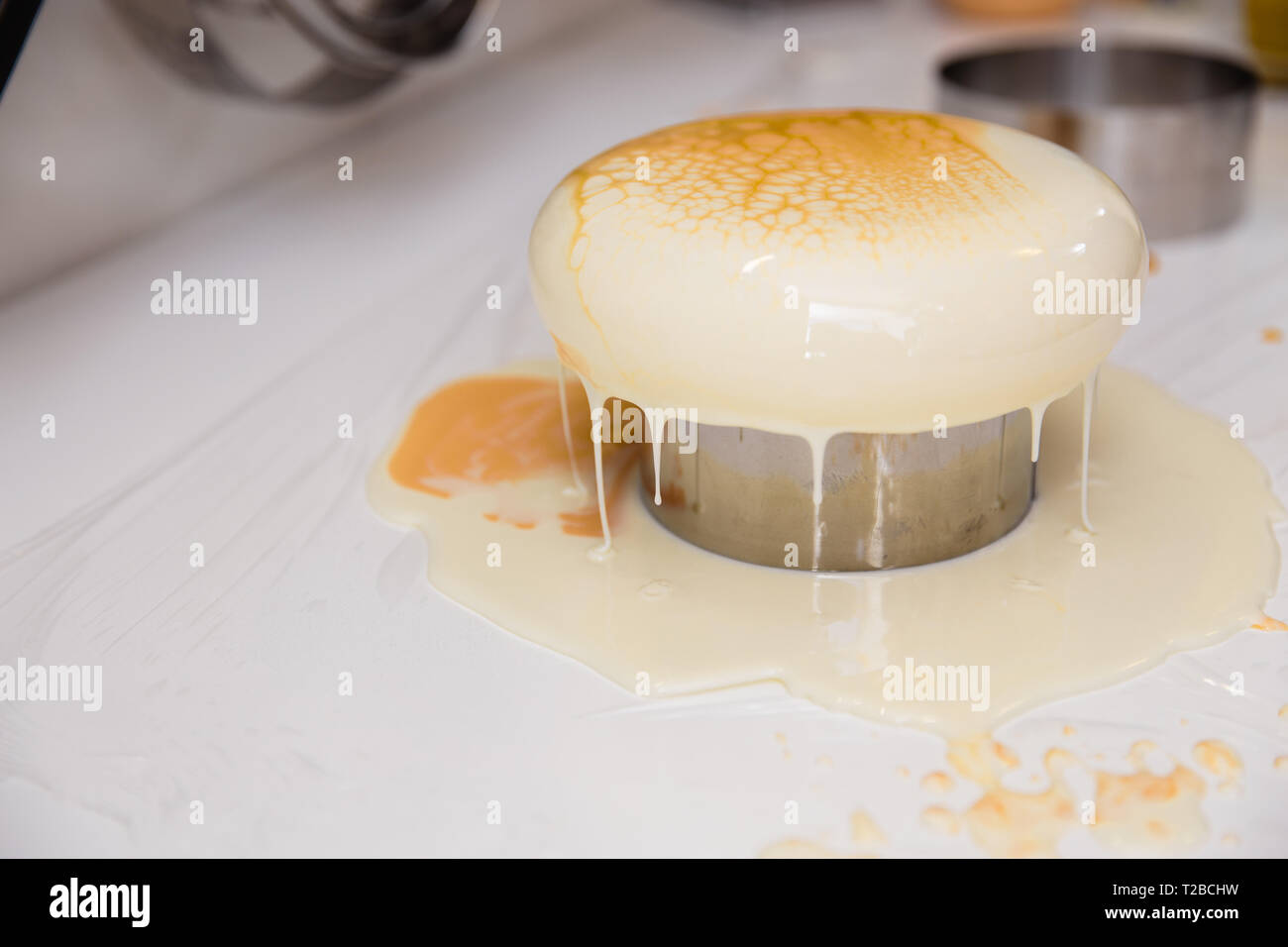 Tarta de mousse de yogur. Un dibujo de espuma sobre el pastel. Espejo