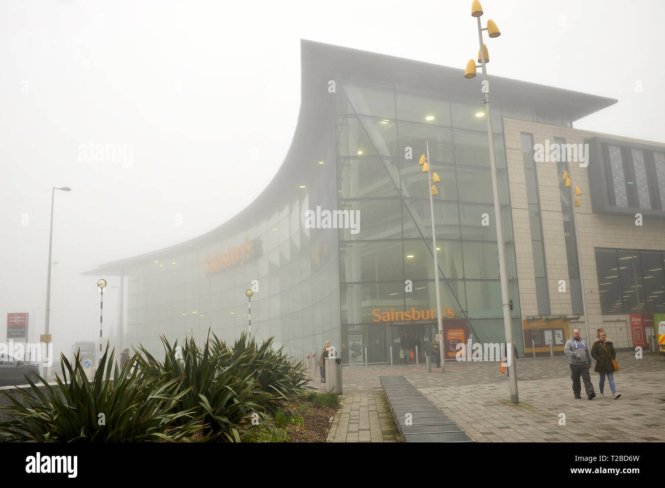 Supermercado Sainsbury's en la niebla, Blackpool, Lancashire, UK Foto de stock