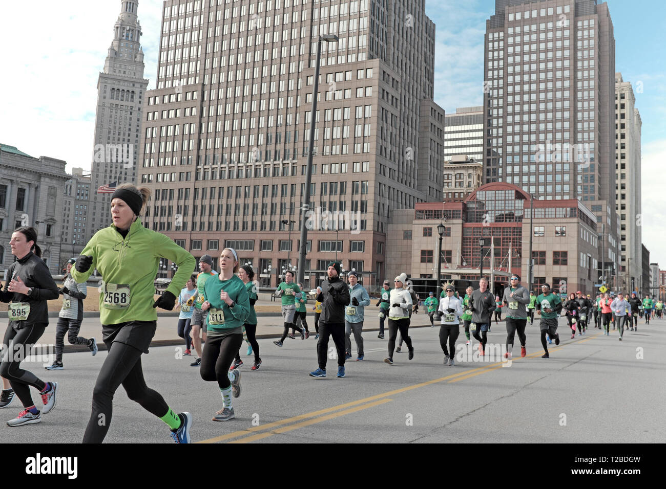 Los corredores en el 2019 San Malaquías el Día de San Patricio raza hacen su camino a través del centro de la ciudad de Cleveland, Ohio, EE.UU.. Foto de stock