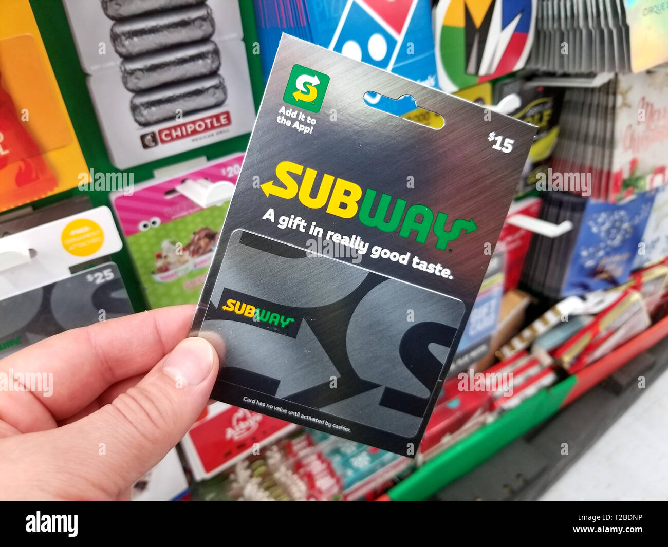 PLATTSBURGH, USA - 21 de Enero 2019 : la tarjeta regalo de metro en una  mano encima de una estantería con diferentes tarjetas de regalos en una  tienda de Walmart Fotografía de stock - Alamy