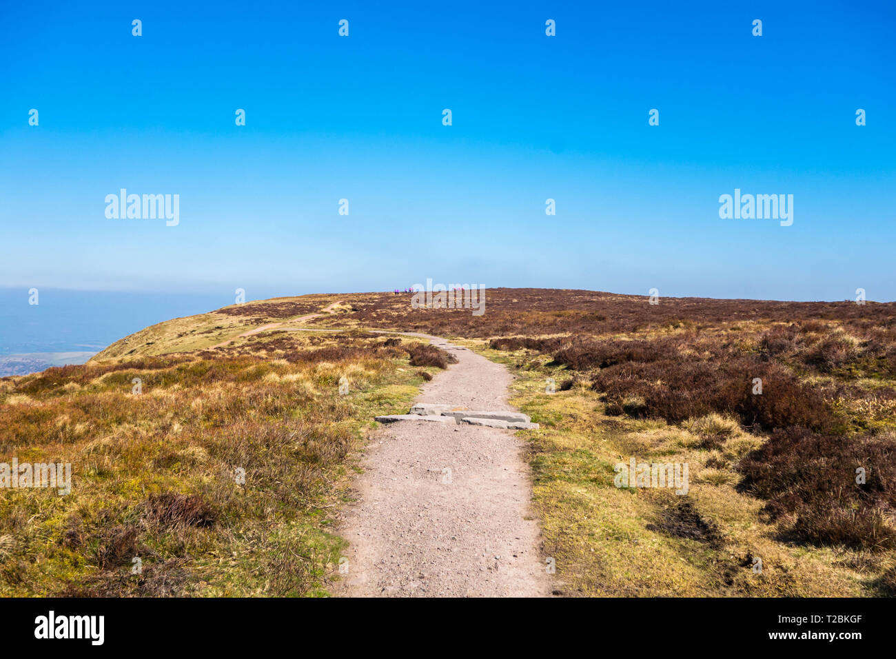 Caminantes en la distancia haciendo su camino hasta el punto en el trig Bluff, HENO HENO-on-Wye Powys UK. Marzo de 2019 Foto de stock
