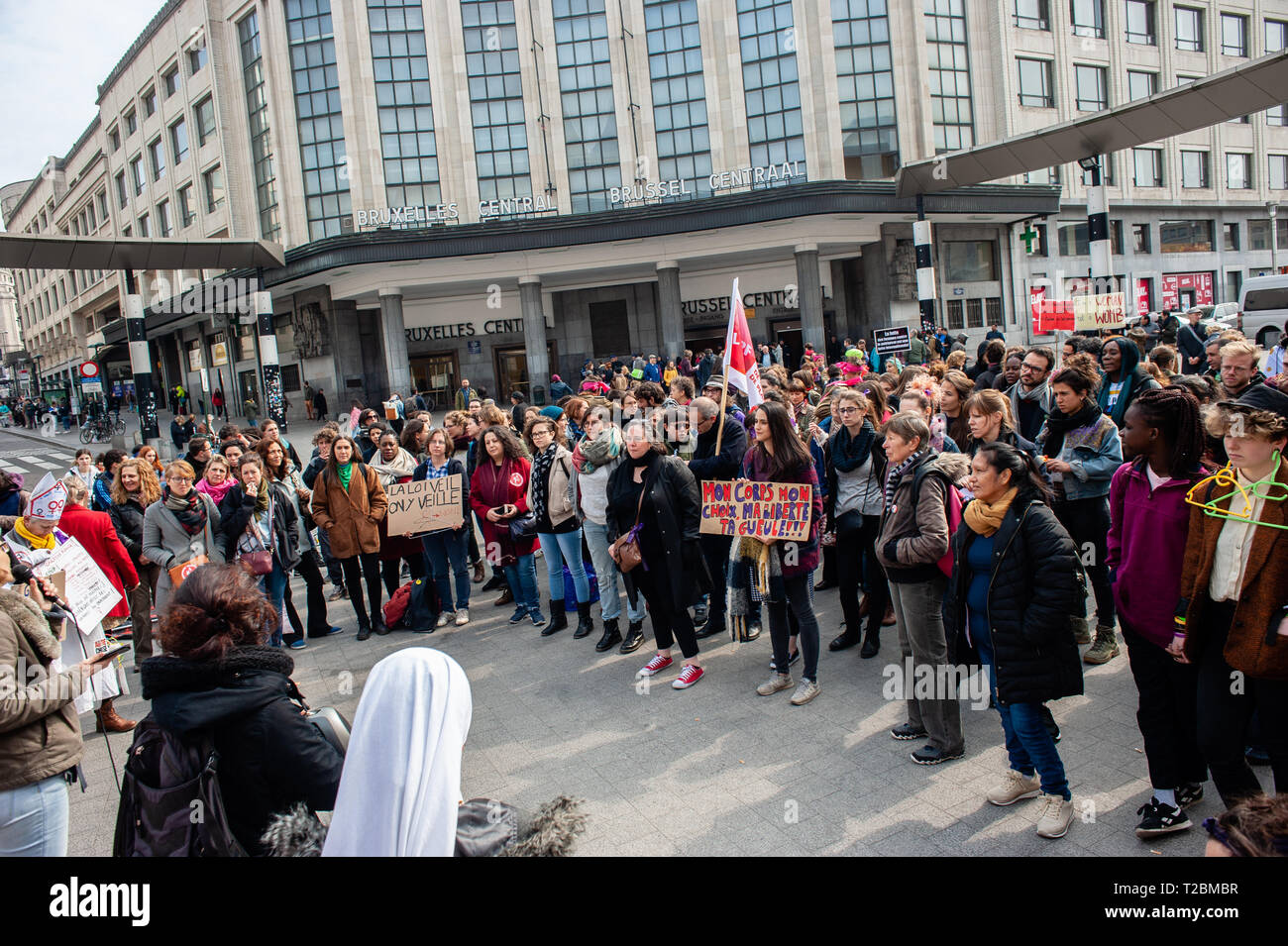Un grupo de manifestantes se ven escuchando los discursos durante la defienden el aborto derecho de manifestación. Al mismo tiempo que una marcha por la vida se celebra en Bruselas, Bélgica organizó un colectivo 'Defend aborto derecho" manifestación en la estación central de Bruselas. Desde octubre de 2018 en Bélgica, el aborto ya no está regulada por el código penal, sino por el código civil. Justo antes de la votación final en septiembre de 2018, varios miles de personas caminaron por las calles de Bruselas para exigir la despenalización del aborto real. La organización ha pedido también a las personas a traer su metal coat ambiar Foto de stock