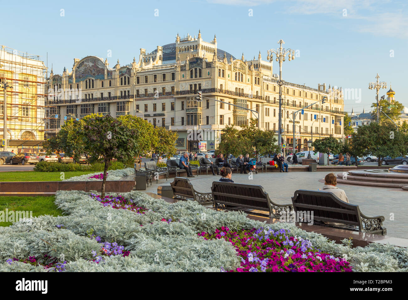 Moscú, Rusia- 22 de septiembre de 2014: Vista del edificio Hotel Metropol en Kopyerskij Pereulok street. Los coches y la gente en la calle. Foto de stock