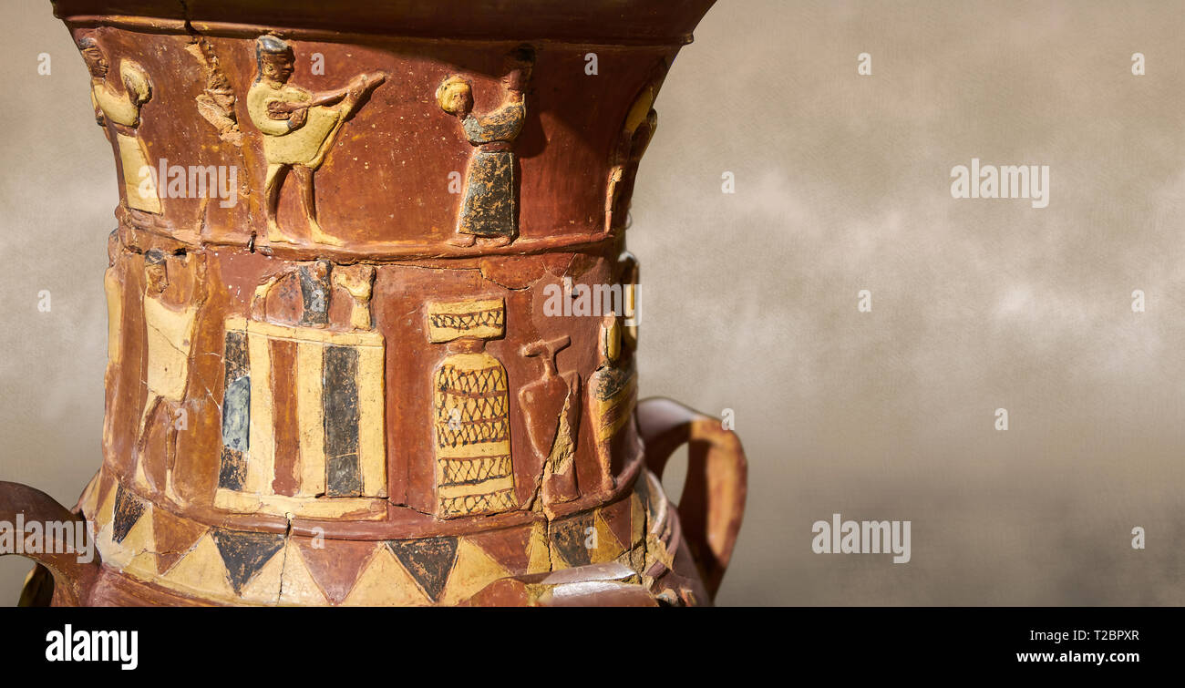 Cerca del socorro hitita Inandik decorado libación culto jarrón decorado con una mujer y hombre figuras en relieve de color crema, rojo y negro pla Foto de stock
