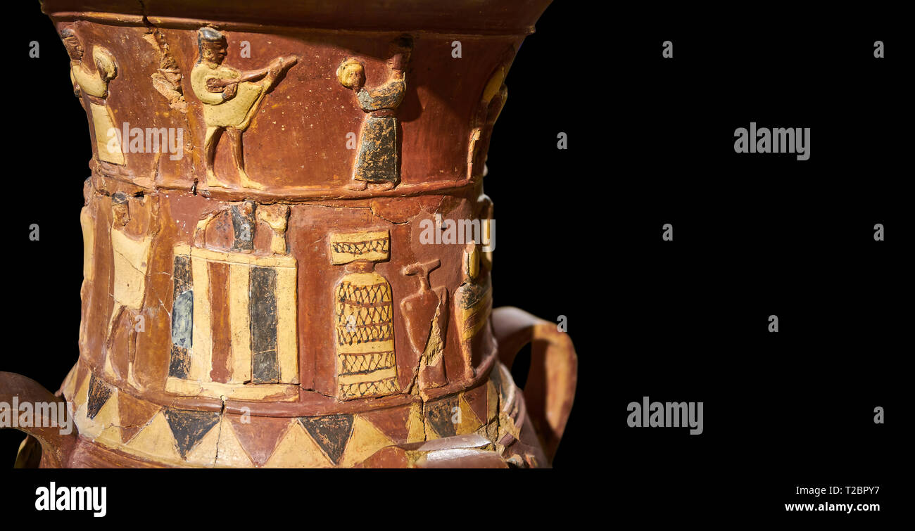 Cerca del socorro hitita Inandik decorado libación culto jarrón decorado con una mujer y hombre figuras en relieve de color crema, rojo y negro pla Foto de stock