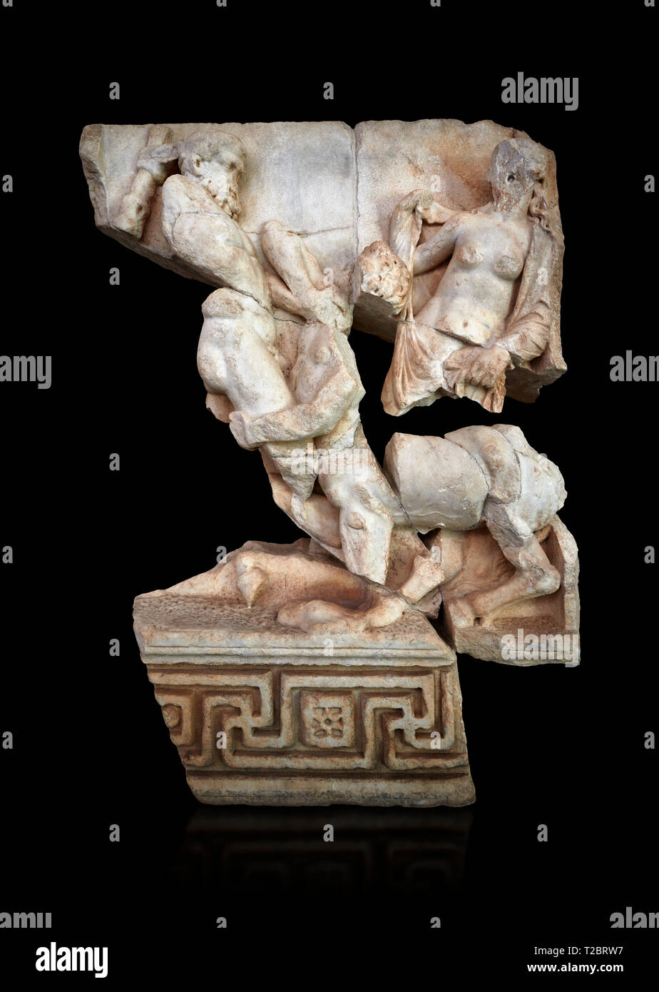 Roman Sebasteion socorro de la escultura de Heracles o Hércules, Deianira Nessos y Museo de Afrodisia Afrodisia, Turquía. Contra un fondo negro. Foto de stock