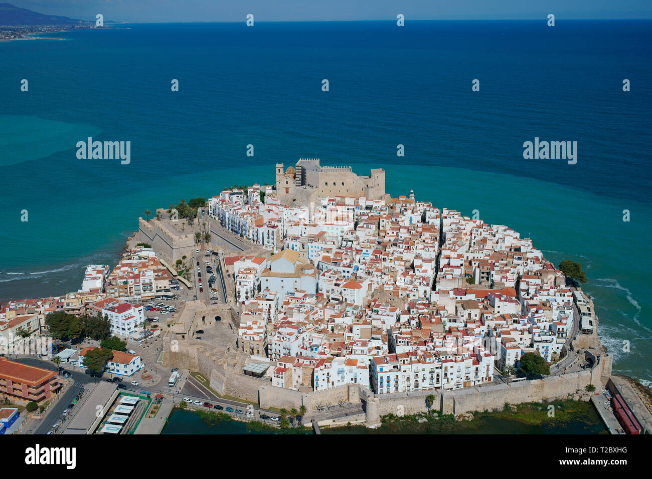 VISTA AÉREA. Ciudad histórica en la cima de una colina en una península con vistas al mar Mediterráneo. Peñíscola, Comunidad Valenciana, España. Foto de stock