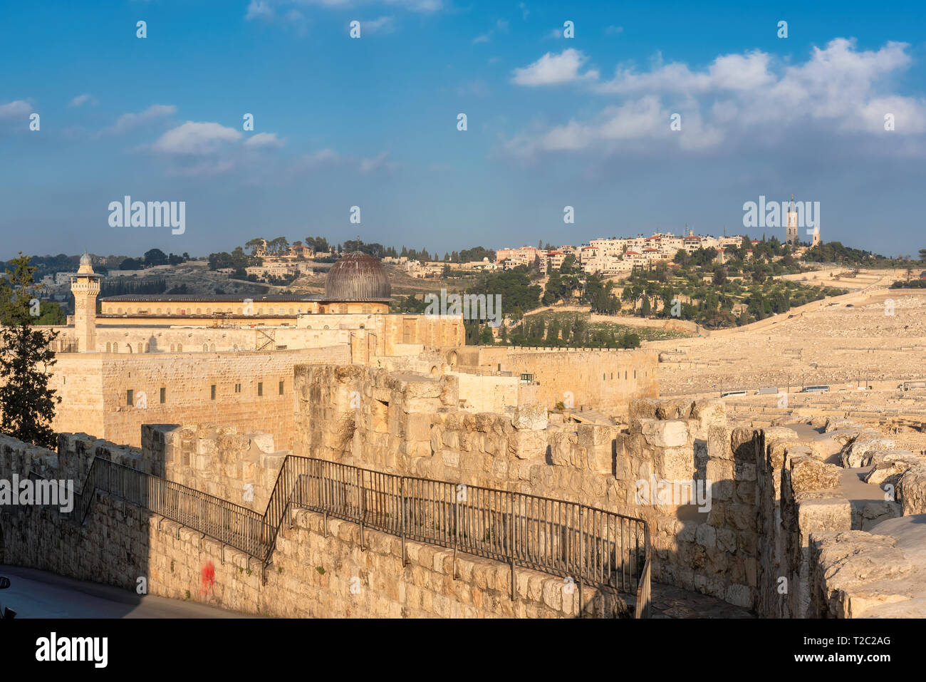 Vista del Monte del Templo y la muralla de la fortaleza en la Ciudad Vieja de Jerusalén, Israel. Foto de stock