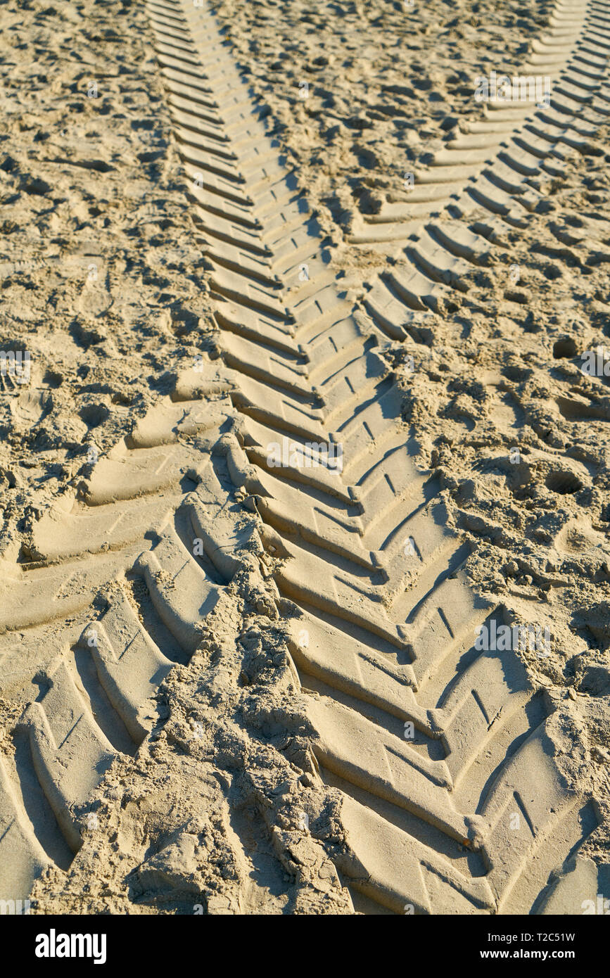 Perfil limpio de crucero los neumáticos del tractor en la arena de la playa. Foto de stock