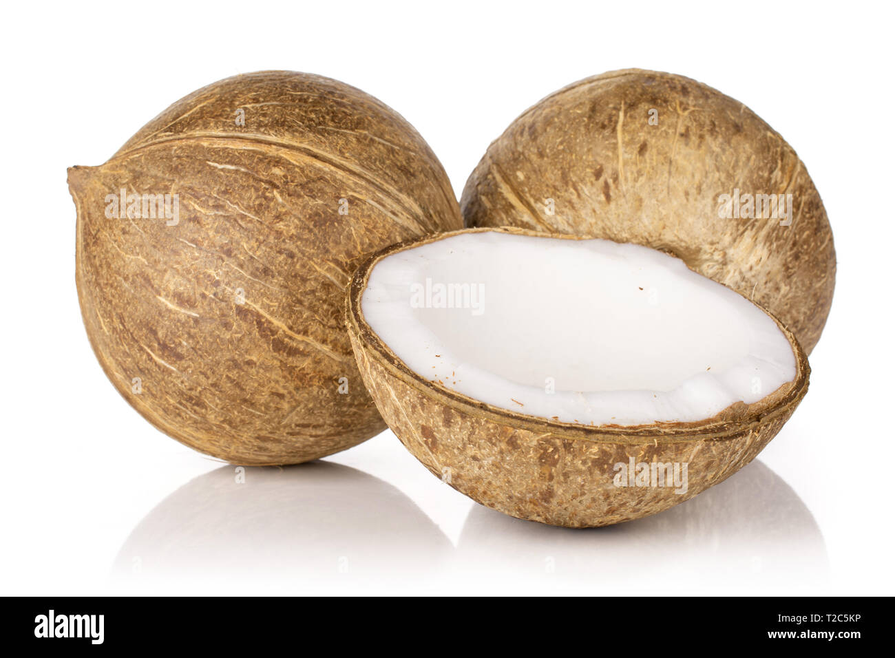 Grupo de dos toda la mitad de dulce de coco bio aislado sobre fondo blanco. Foto de stock