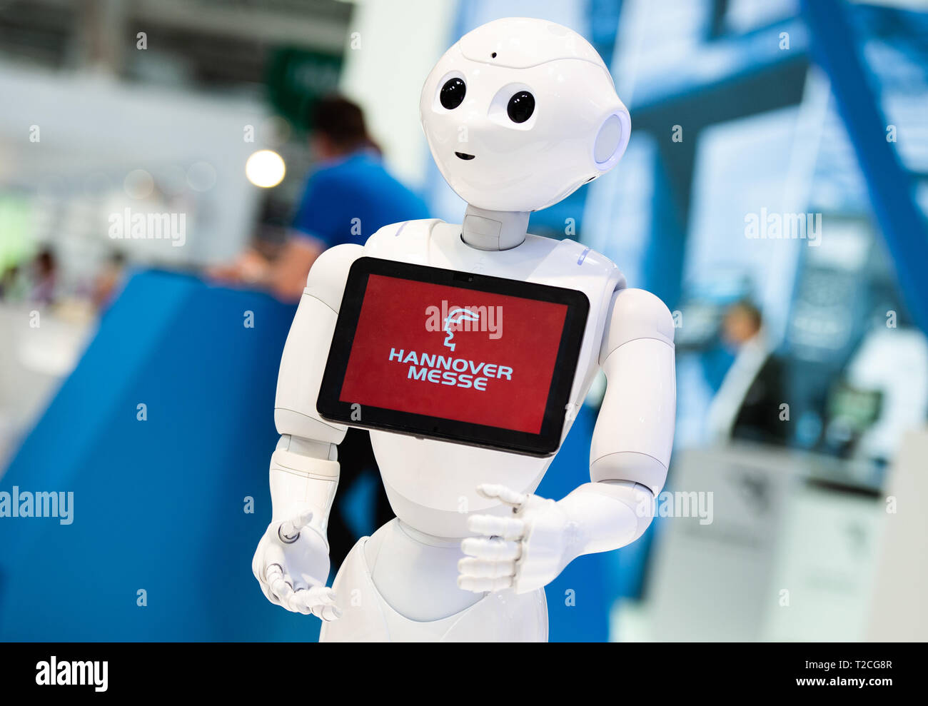 Hannover, Alemania. 01 abr, 2019. El robot 'Pepper' del fabricante SoftBank  robótica se encuentra en la Feria de Hannover en el stand de Konica Minolta  y muestra el logotipo de la feria.