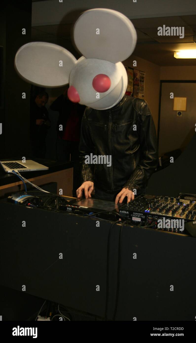 Joel Thomas Zimmerman, conocido profesionalmente como Deadmau5, Canadá es  un productor de música electrónica, DJ y músico. Zimmerman produce una  variedad de estilos dentro del género progressive House y a veces otras
