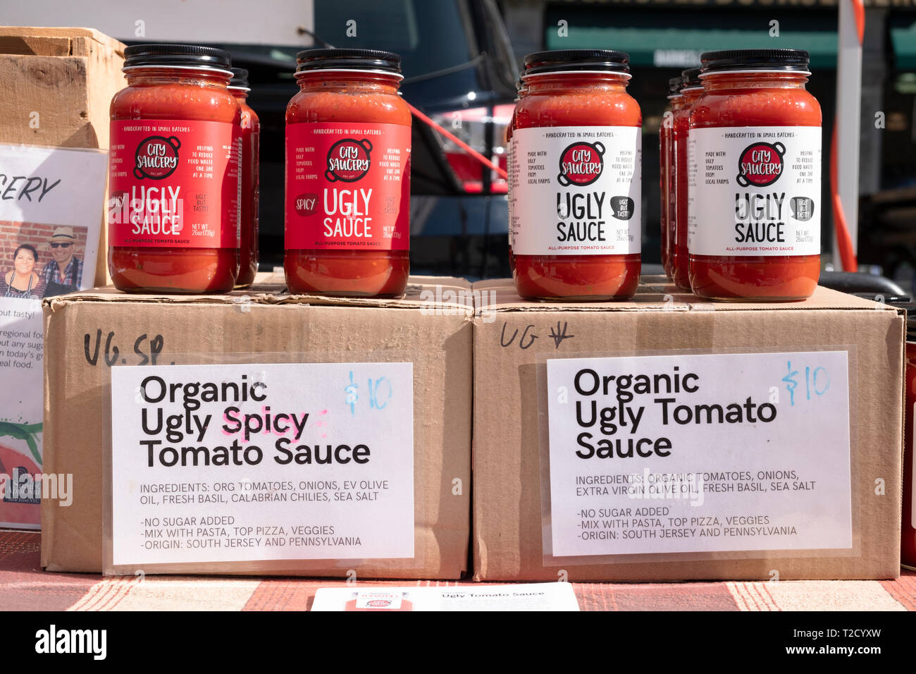 Los tarros de feo orgánica salsa de tomate para la venta en el mercado  verde de Union Square en Manhattan, Ciudad de Nueva York Fotografía de  stock - Alamy
