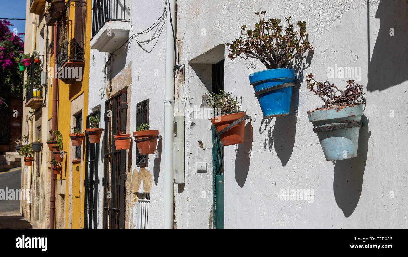 Macetero decoraciones en una calle de Tarragona, España Fotografía de stock  - Alamy