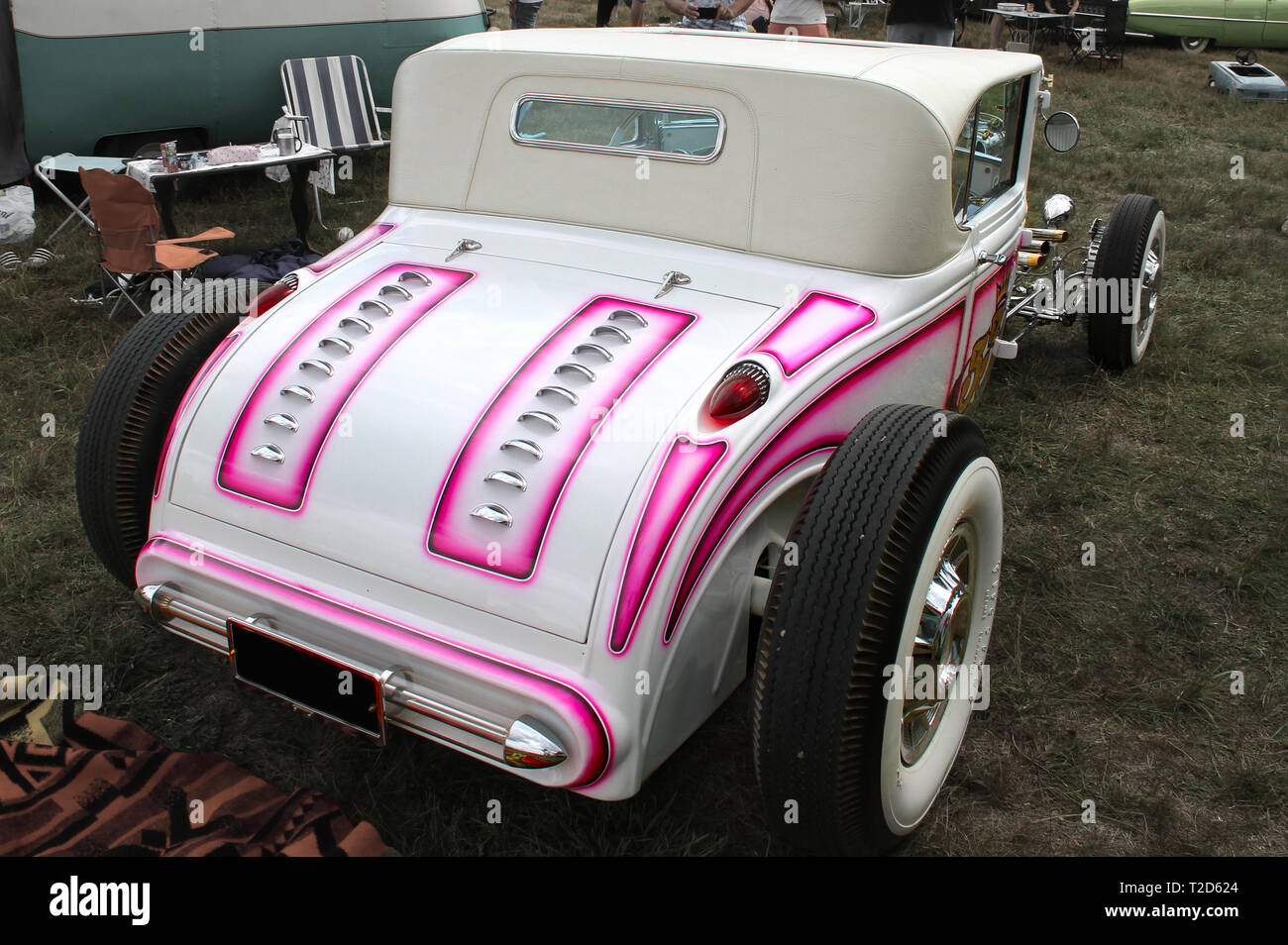 Vista trasera de un hot rod PickNick blanco en 2018, Classic Car Show