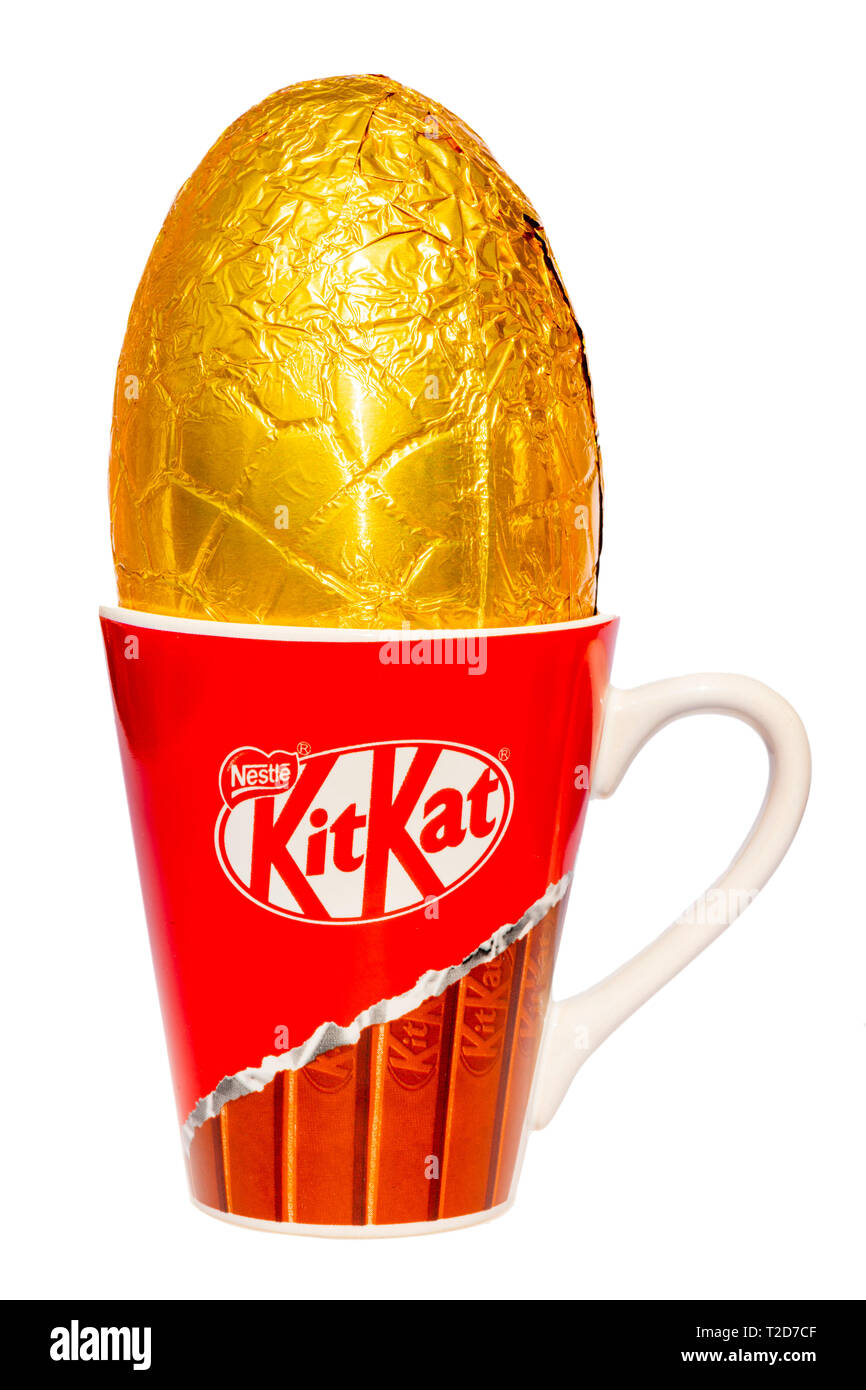 Nestlé KitKat huevo de Pascua en una taza, cortadas o aislado sobre un fondo blanco. Foto de stock