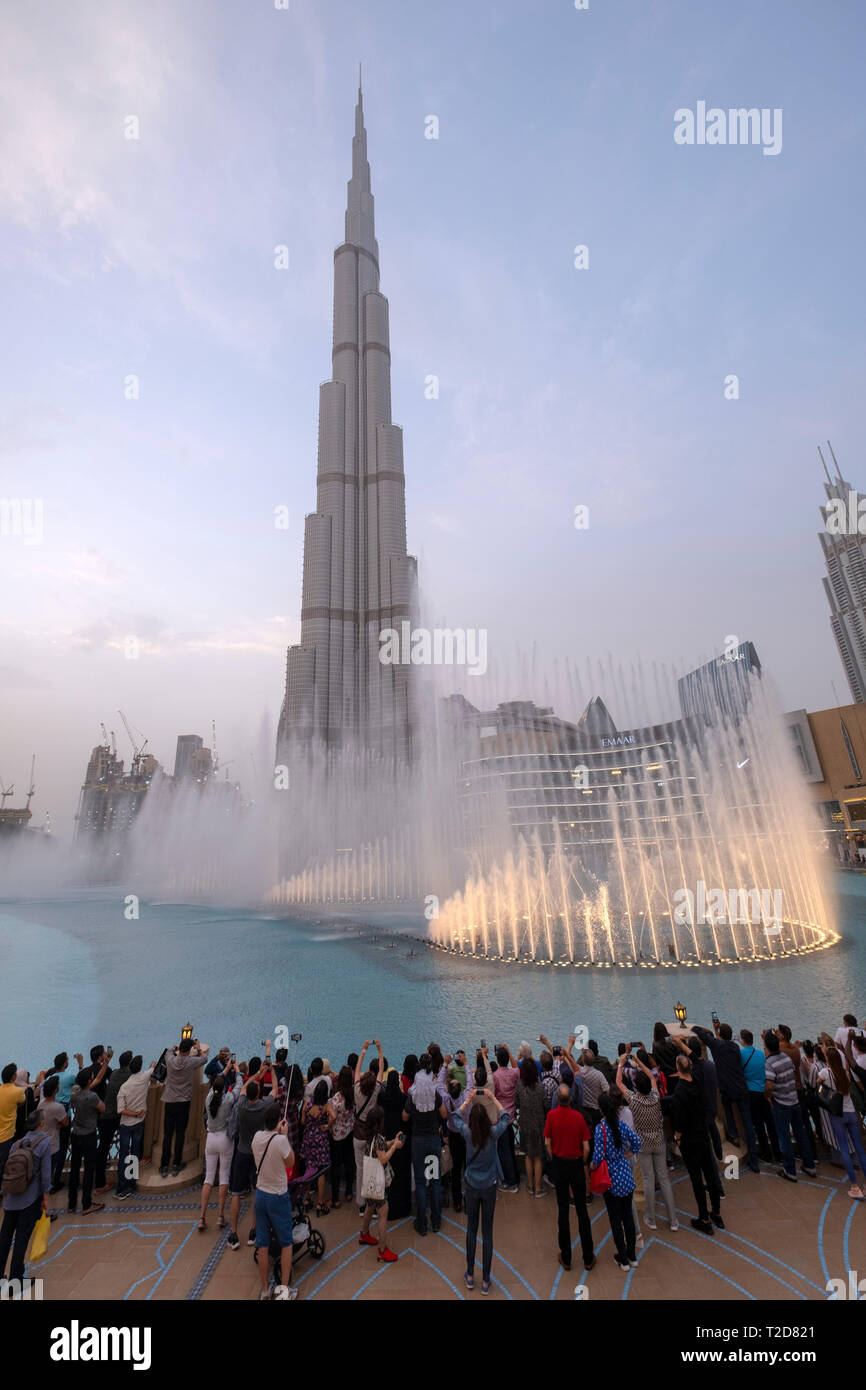 Los chorros de agua fuente show en el lago artificial delante del Rascacielos Burj Khalifa en Dubai, Emiratos Árabes Unidos. Foto de stock