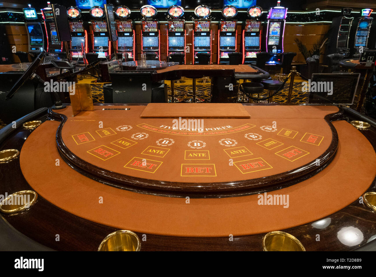 Vacía sala de casino Foto de stock